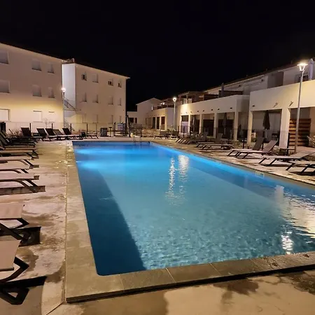 Marina Di Bravone 公寓式酒店 *